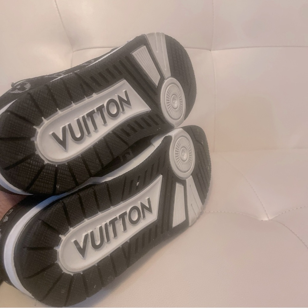 Lv trainer monogram black size 11